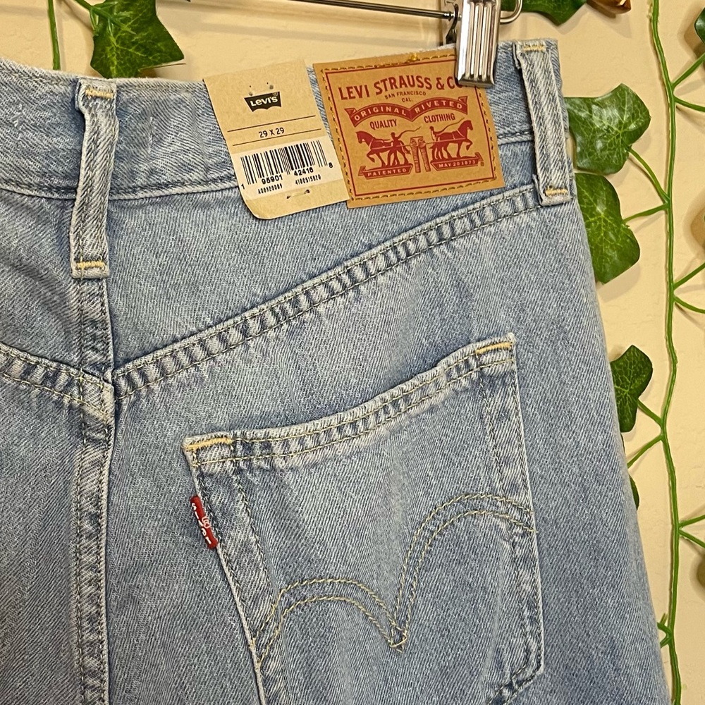 🦋NWT Levi's Highwaisted Straight Leg Jeans - Picture 2 of 6
